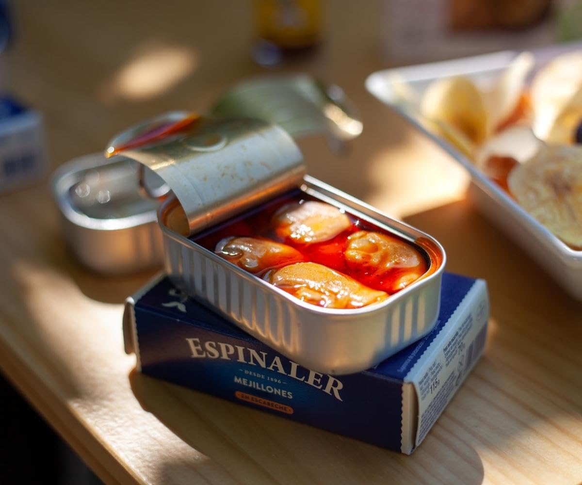Espinaler cesta gourmet aperitivo | Pack regalo con vermut rojo, salsa espinaler y mejillones en escabeche en caja regalo vintage