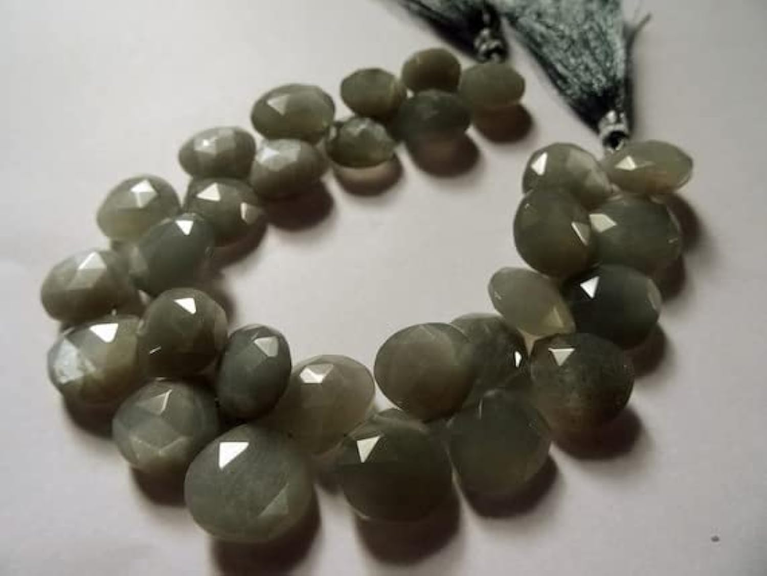 Pierre de lune grise en cœur 8-10mm pour créer vos bijoux bohèmes et spirituels