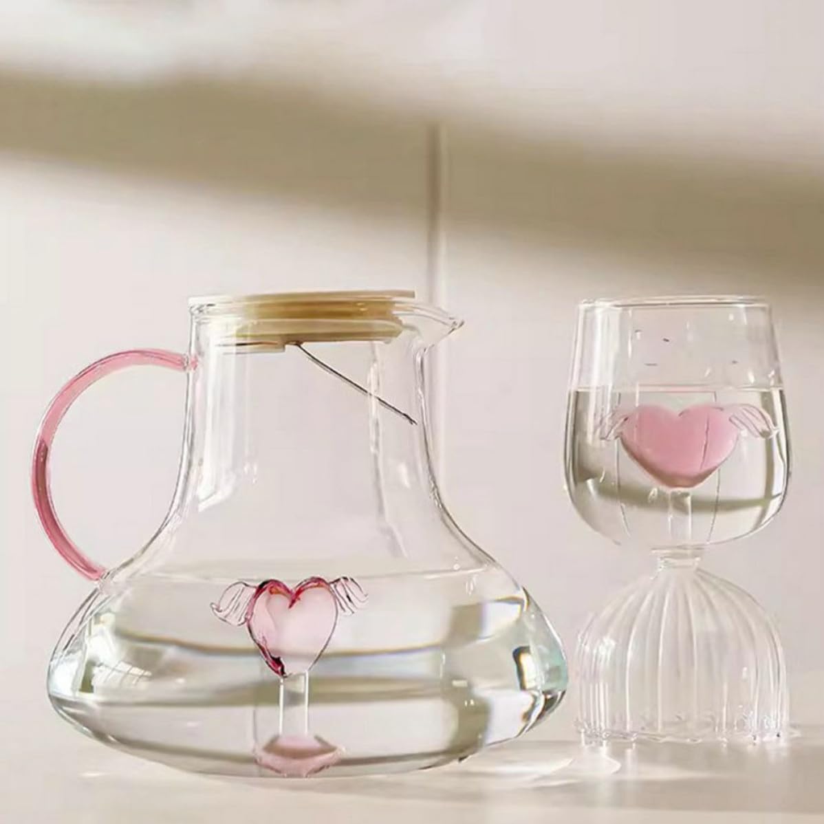 Jarra de Agua de Vidrio de 1500ml Tapa y Asa, Diseño Especial Boquilla Vertedora para Jugos y Té en Cocina o Grandes Fiestas