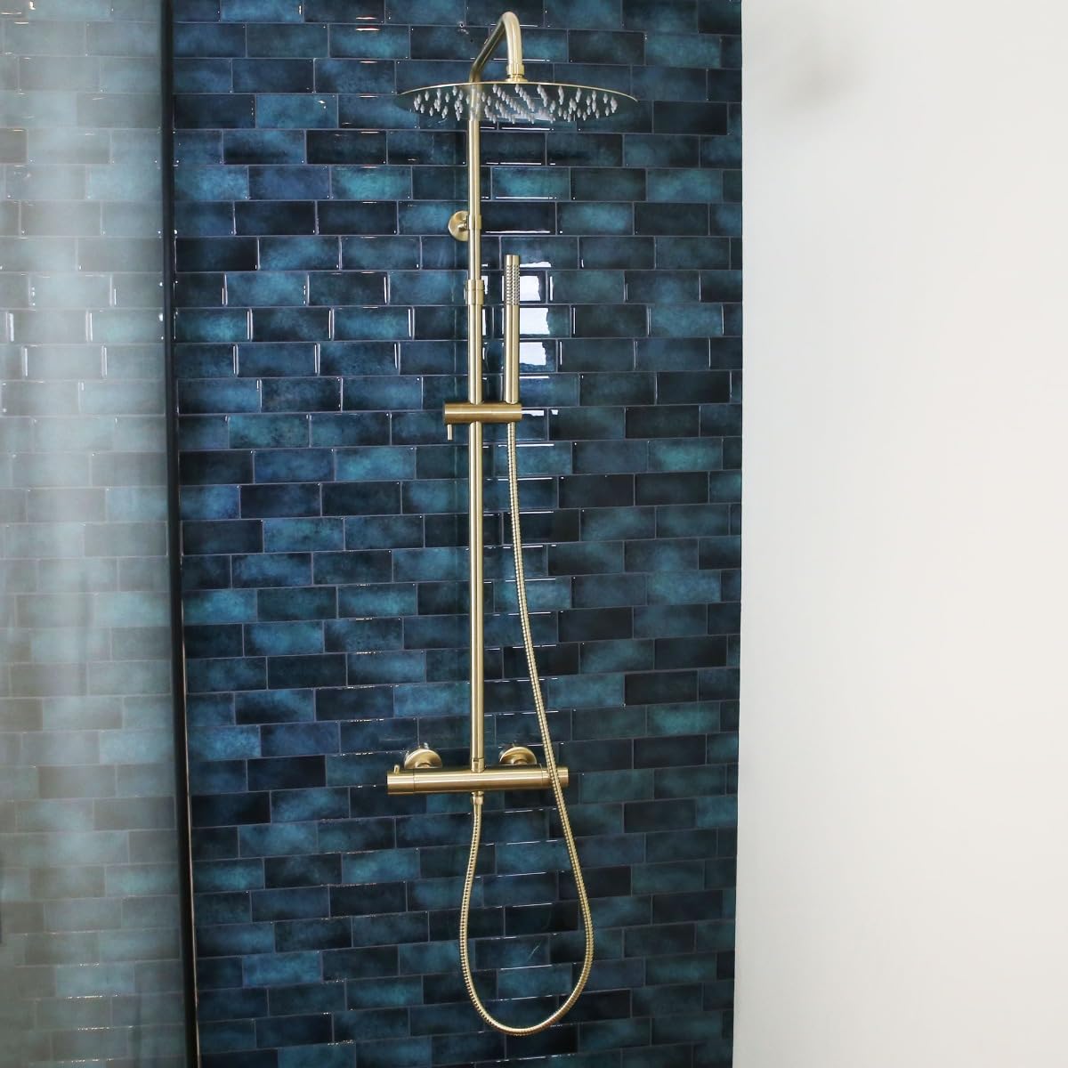 Essebagno Delice II Columna de ducha termostática con cuerpo frío en oro cepillado