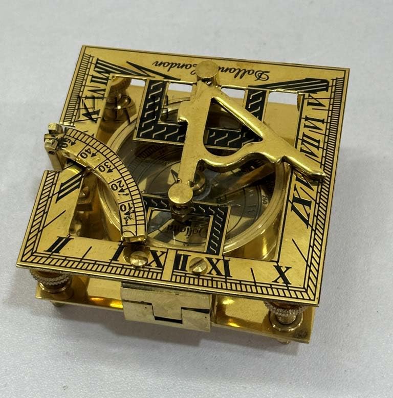 Sundial náutico cuadrado de latón macizo - Brújula artesanal para camping, caza y navegación ligera miniatura 2