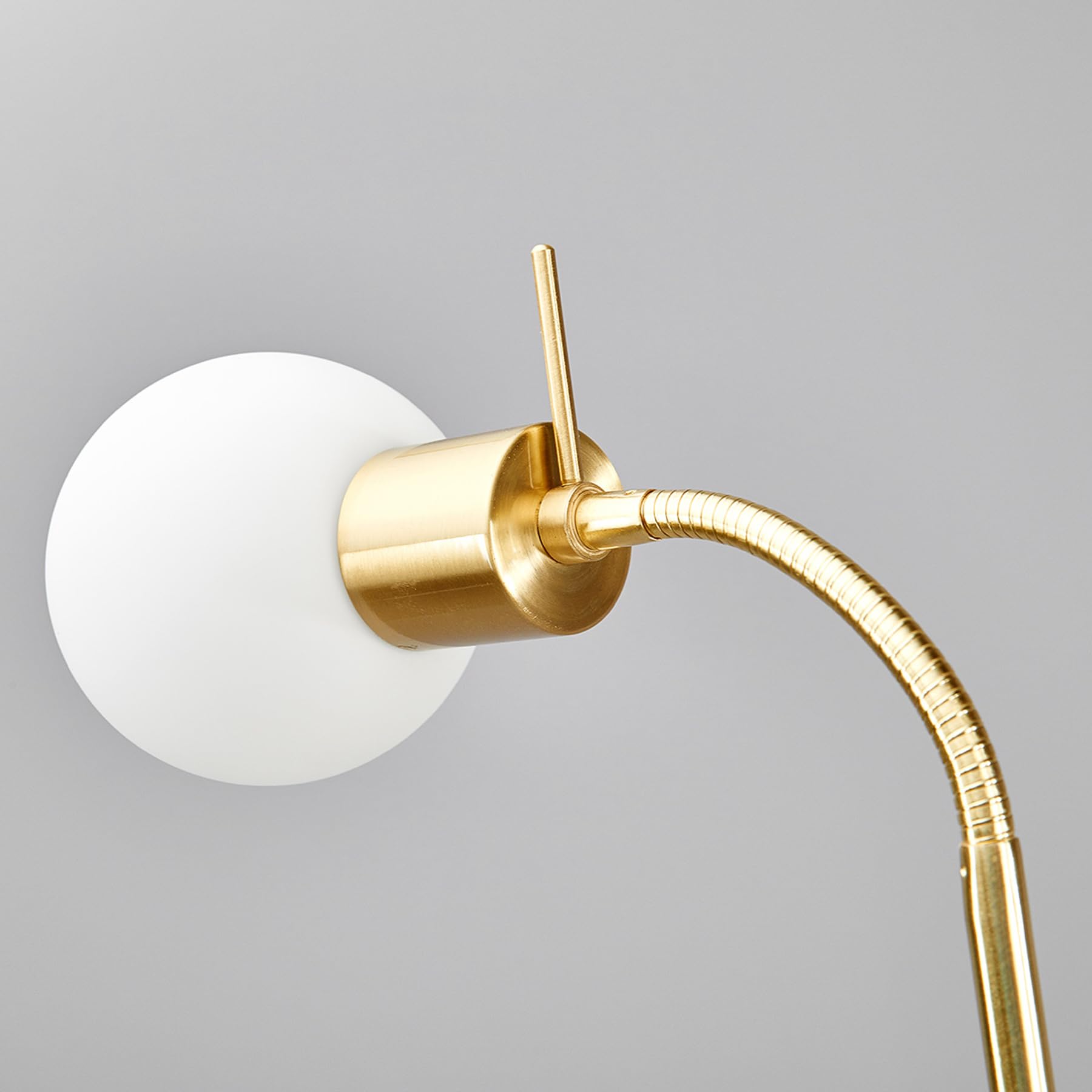 Lindby Stehlampe verstellbarer Glas Leuchtkopf, Standleuchte messing 1x E14 max. 10W ohne Leuchtmittel Stehleuchte Standlampe Wohnzimmerlampe
