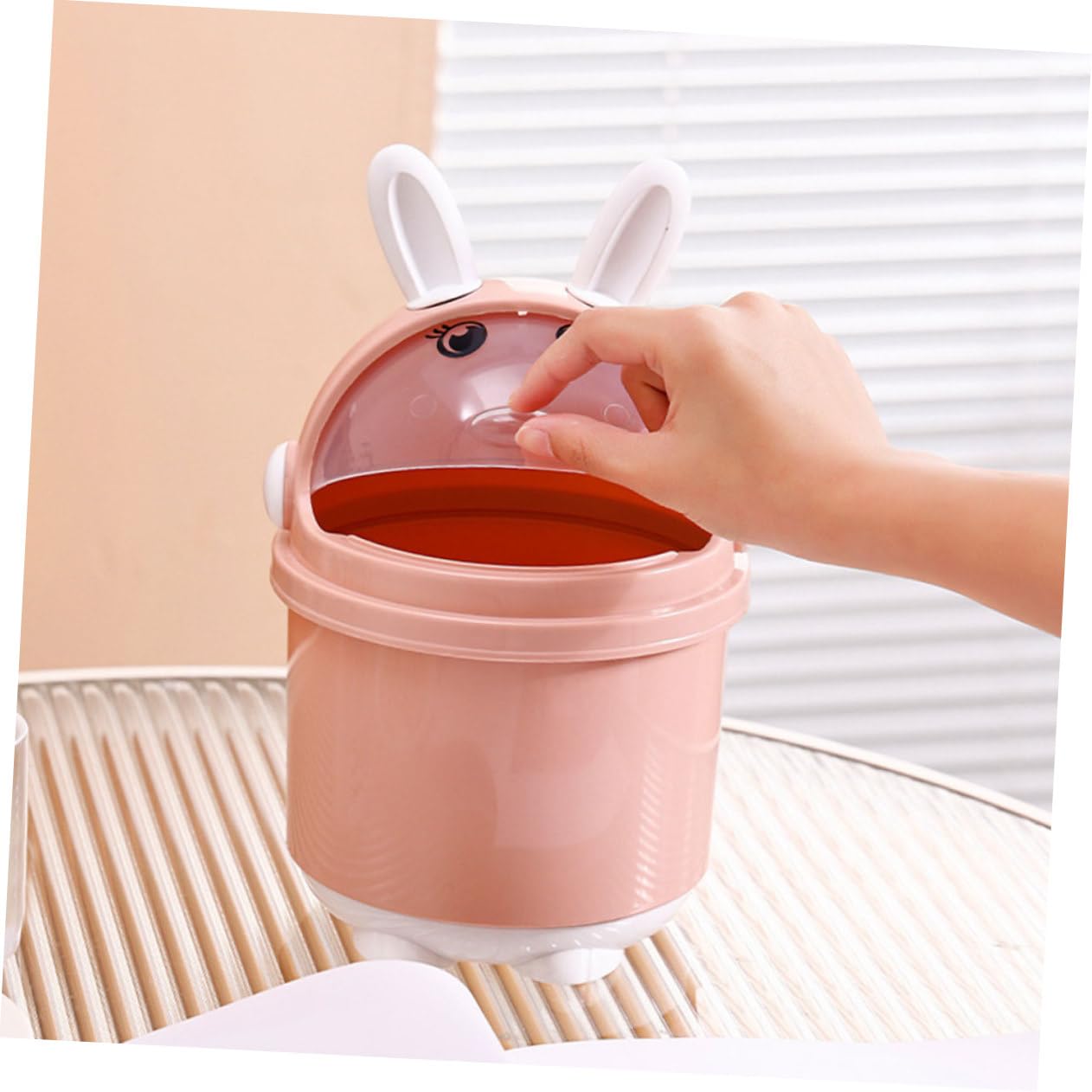 Simpatico bidone della spazzatura alla fragola per scrivania, mini pattumiera con coperchio in plastica, per camera da letto, ufficio e cucina, design salvaspazio, per cameretta dei bambini e camper