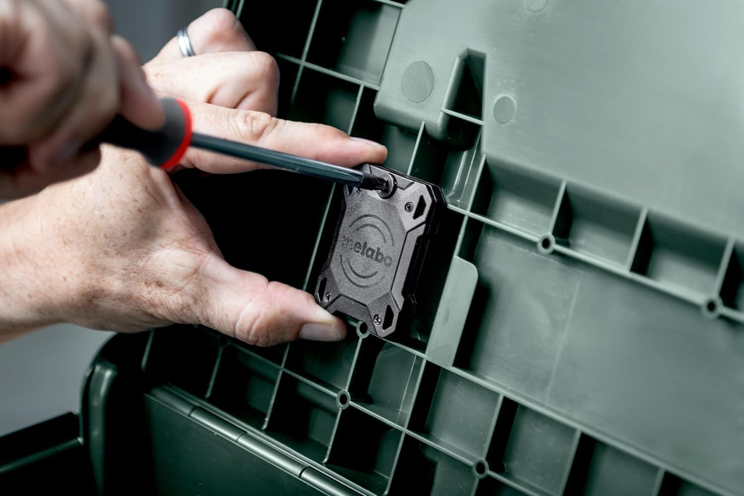 metabo Rastreador de Herramientas para iOS Buscar, IP67, para metaBOX | Localizador Bluetooth con alarma de 120 dB, compatible con Apple CarPlay, seguimiento global y diseño resistente