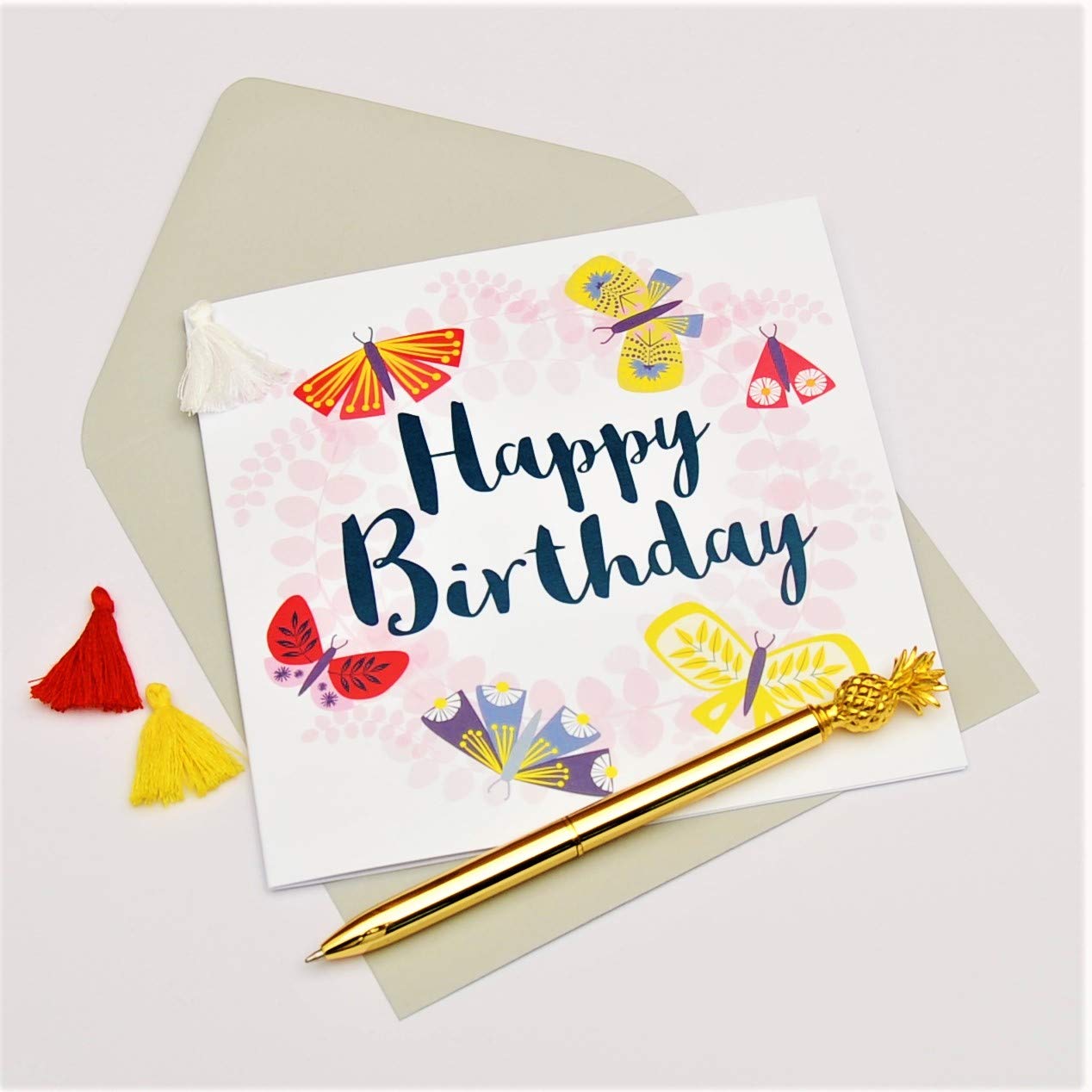 Tarjeta De Cumpleaños Con Flores Y Mariposas Gráficos Vectoriales