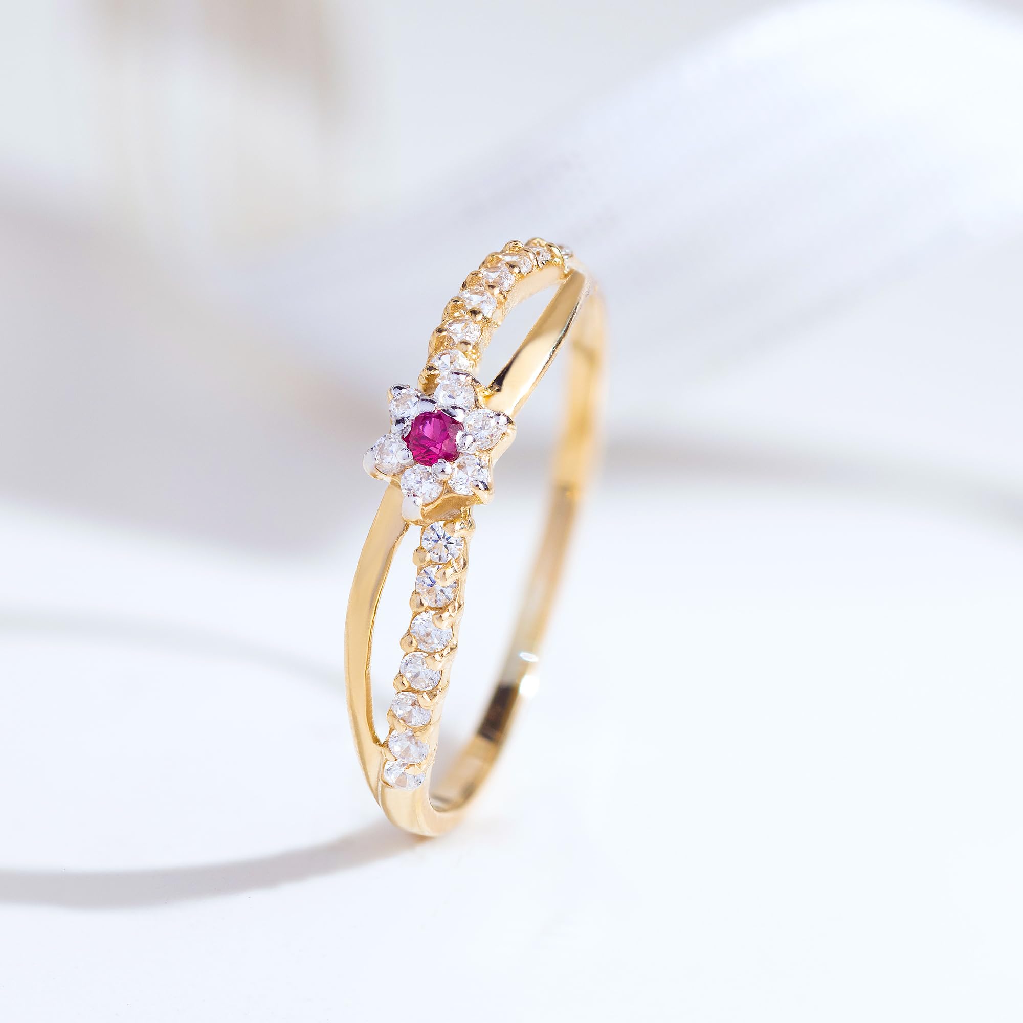 MARKO Goldener Damenring 333 Gold (8 Karat) mit Zirkonia – Eleganter Blüten-Ring im Blumen-Design – Zarter Goldring als Geschenk für Frauen & Mädchen