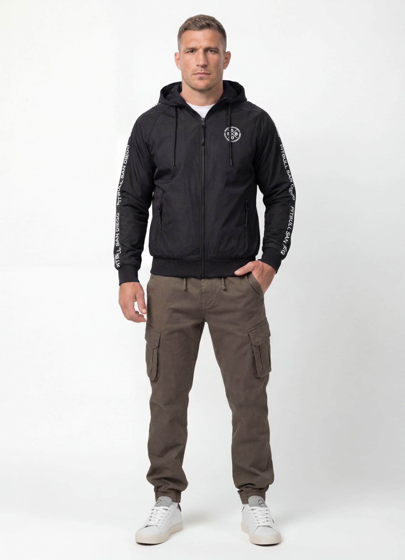 PITBULL - Übergangsjacke Herren mit Kapuze ATHLETIC TAPE, Winddichte Herren Jacke, Softshell Kapuzenjacke mit Reißverschluss, Bequeme Seitliche Taschen, Frühlingsjacke, Softshelljacke