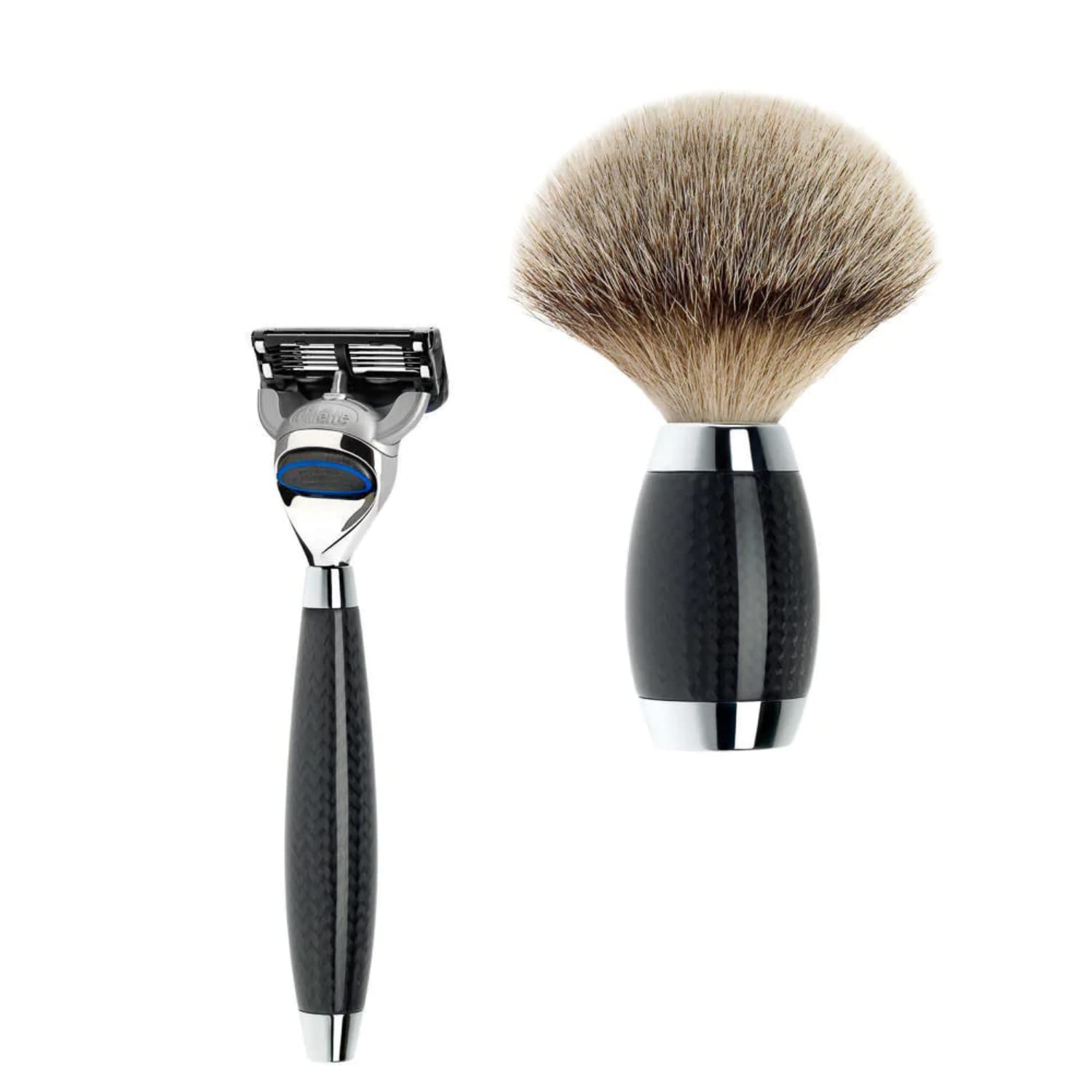 Set Afeitado Brocha de Afeitar Punta Plata & Maquinilla Gillette Fusion Carbono Mühle | MÜHLE – Set da Rasatura Edition No. 1Silberspitz Dachszupf – Gillette® Fusion™ – CarbonIl set da rasatura Edition No. 1 di M