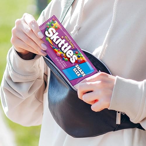 Miniatura 4 de SKITTLES Wild Berry - Caramelos masticables a granel  Tamaño compartido, bolsas de 4 onzas (paquete de 24), caramelo con sabor a fruta con fresa,