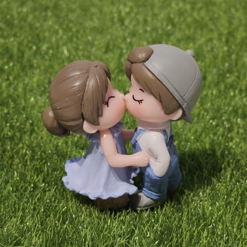 Image of Miniature Cute Couple Figurines, Decorative Dollhouse Accessories, Collectible Gift Set, Mini Garden Decoration