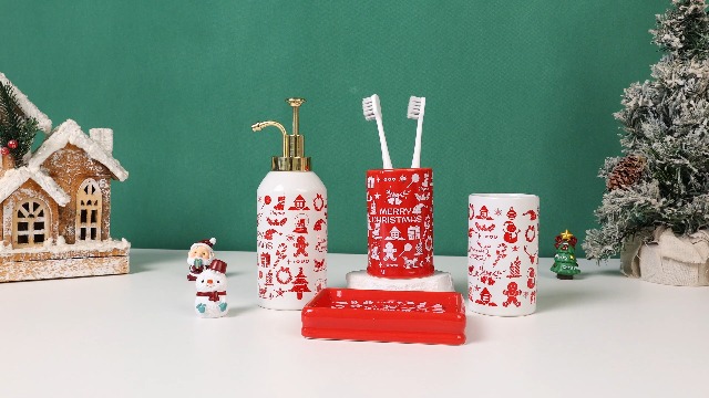 Santentre Lot de 4 gobelets de salle de bain de Noël - Distributeur de savon, porte-brosse à dents, gobelet, porte-savon, Père Noël, bonhomme de neige en céramique, comptoirs, décoration d'intérieur Santentre Lot de 4 gobelets de salle de bain de Noël - Distributeur de savon, porte-brosse à dents, gobelet, porte-savon, Père Noël, bonhomme de neige en céramique, comptoirs, décoration d'intérieur