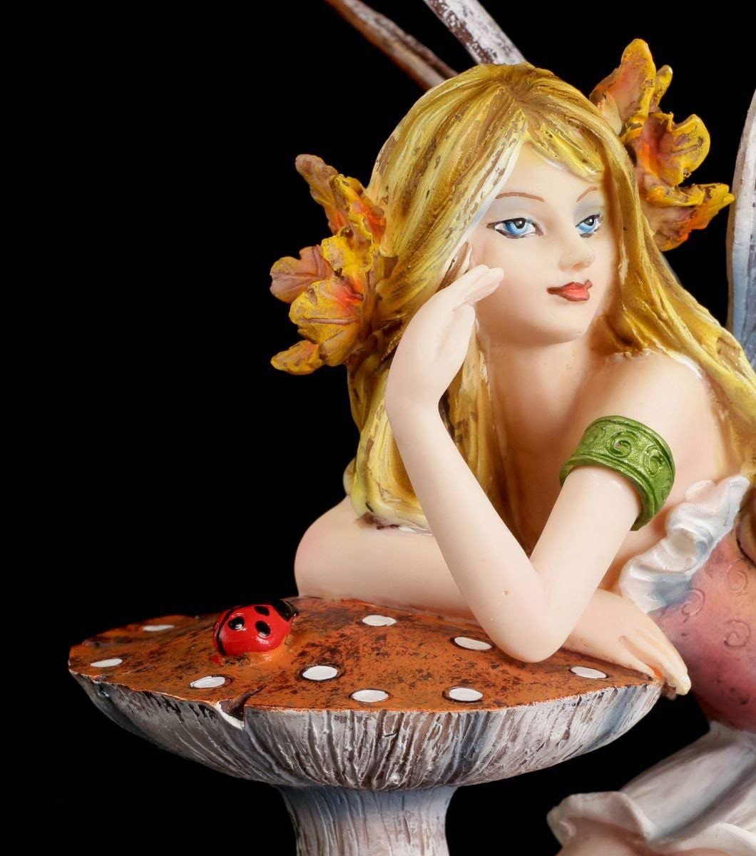 Figuren Shop GmbH Kleine Elfen Figur lehnt Sich an Fliegenpilz - Fee Fairy Fantasy