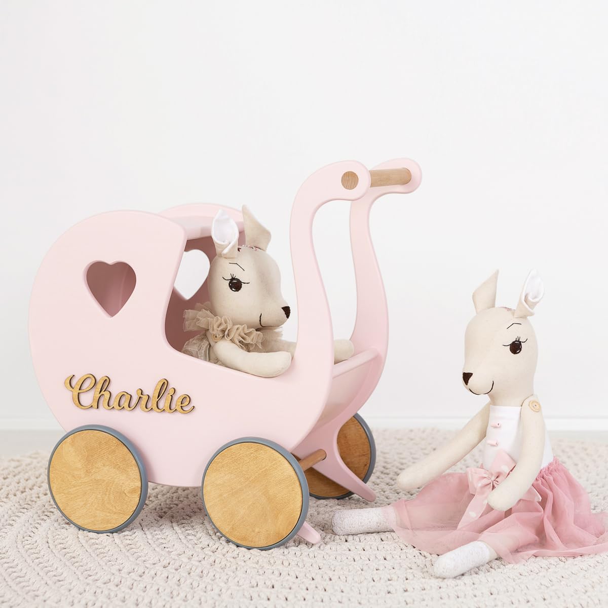 Puppenwagen ab 1 Jahr - Individuell mit Namen - Handgefertigter Puppenwagen - Holzpuppenwagen - Sicher Abgerundete Kanten - Ausdrucksstarke und Schöne Farben (Puderrosa)