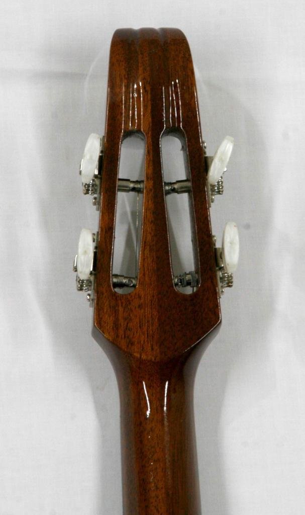 Banjo a 5 corde "Finger-style" doppia cassa, corpo impiallacciato in ebano con ricco intarsio e doppio perfilo in celluloide madreperlata lavorata manualmente con seghetto al traforo, manico a riccio, di liuteria