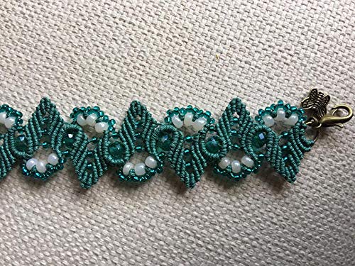 Pulsera macrame verde hojas hecha a mano con rocallas y cuentas cristal. Mide aproximadamente 18 cm. de largo