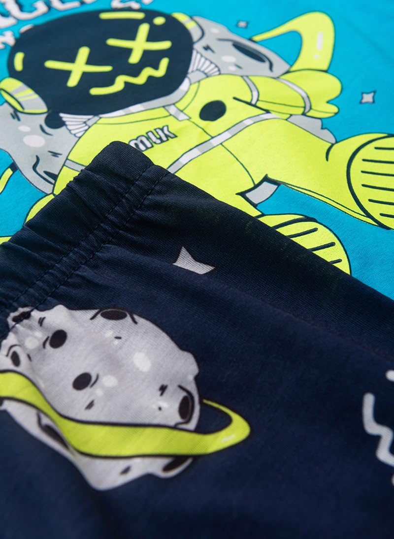Pijama Longo Infantil Menino Blusa e Calça Astronauta Brilha No Escuro em promoção! Veja a oferta e mais achadinhos de Pijamas & Fantasias Infantis 4 Hoje é o melhor dia para comprar Pijama Longo Infantil Menino Blusa e Calça Astronauta Brilha No Escuro com aquele preço maroto! Promoção! Aproveite a oferta! 4