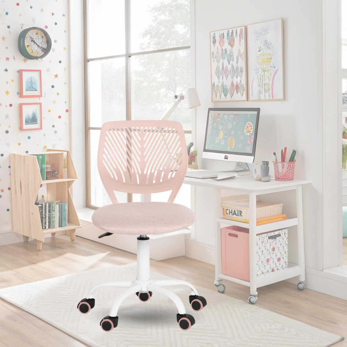 Chaises et tabourets à domicile couleur rose Morandi pour coin bureau tendance