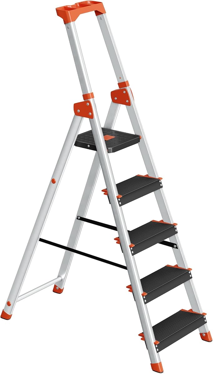 SONGMICS Leiter mit 5 Stufen, Aluleiter, 12 cm breite Stufen mit Riffelung, Anti-Rutsch-Füße, mit Handlauf, Werkzeugschale, bis 150 kg belastbar, schwarz-orange GLT05BK | 13 Cm breite Stufen, rutschfest, entspricht EN 131, schwarz-orange GLT05BK