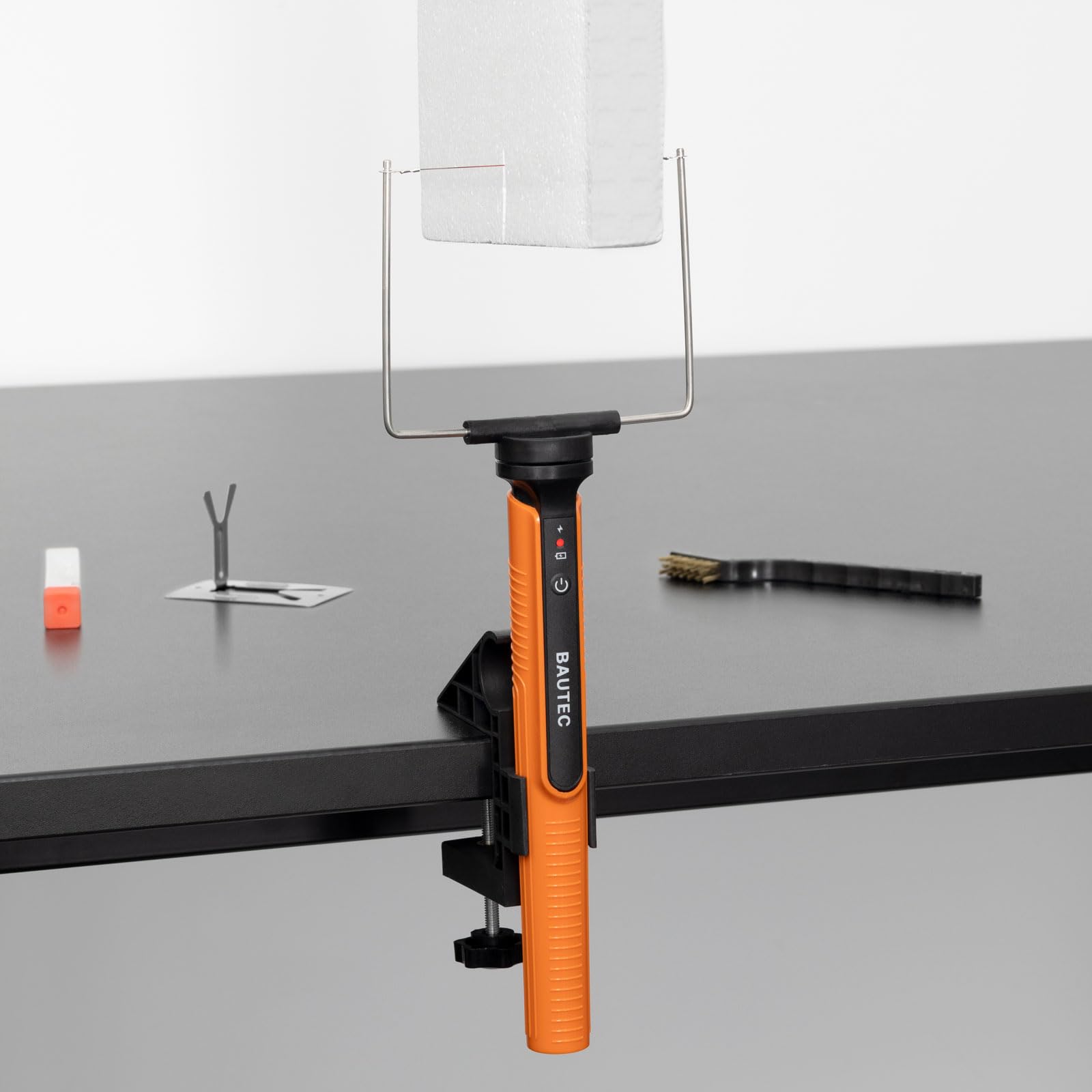 BAUTEC Akku-Styroporschneider 4-in-1 Kofferset » 4 Schneidaufsätze, Tischhalterung, 10 Schneidedrähte » elektrischer Schaumstoffschneider für Modellbau Kunst Deko Architektur » Heißdrahtschneider