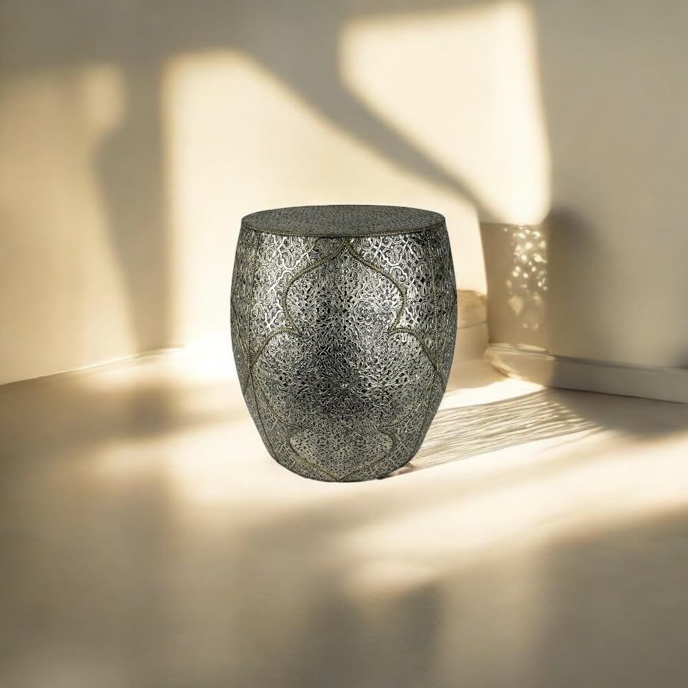 Tavolino Marocchino in Metallo Cesellato, Sgabello Decorativo, 38x38x41hcm, Finitura Antica