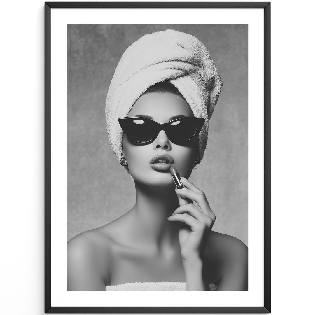 MJ-GRAPHICS® Poster Frau Lipstick Kunstdruck Vintage Schwarz Weiß Stilvolle Wanddeko Eleganz Badezimmer Bilder Glamouröse Deko für Schlafzimmer oder Ankleidezimmer 50x70 mit braunem Rahmen