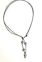 Vista 4 de Collar en Y de perlas negras de cuero negro, 20 pulgadas de largo por encima de la borla