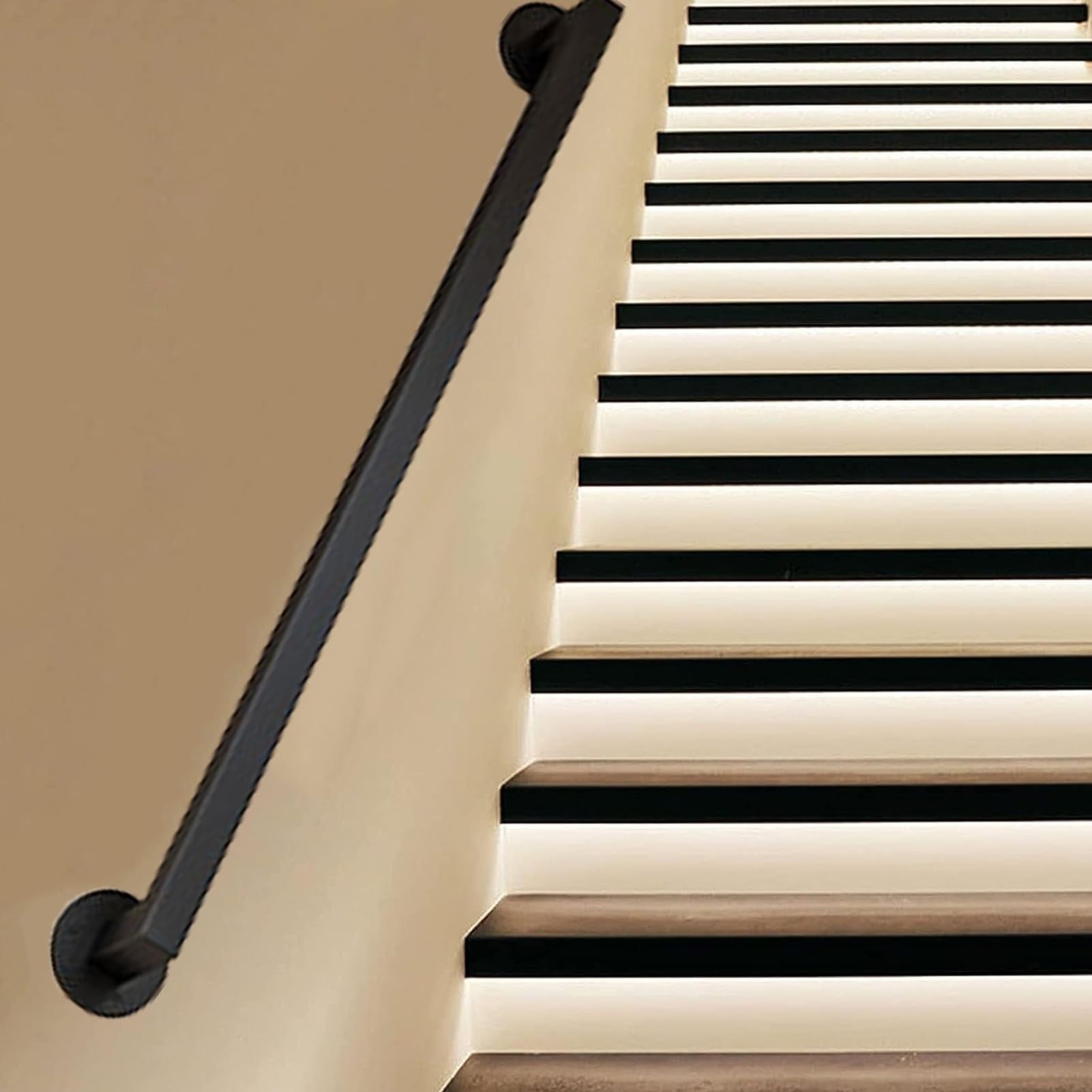 Rampe d'escalier robuste avec support mural renforcé pour un montage extérieur stable
