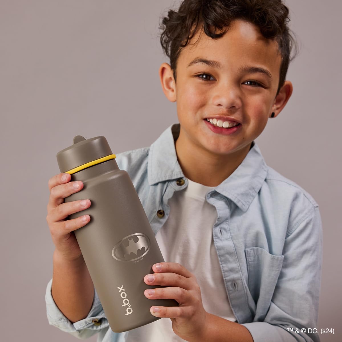 b.box Batman isolierte Trinkflasche mit Klappdeckel, dreilagiger Edelstahl, hält Getränke bis zu 46 Stunden kalt, auslaufsicherer Deckel mit Edelstahl-Strohhalm, BPA-frei, 1L