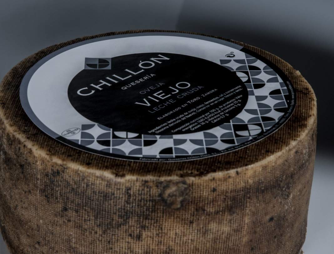 1/2 QUESO DE LECHE CRUDA DE OVEJA VIEJO CURADO ARTESANO "CHILLON" "Chillón: El queso de leche cruda de oveja viejo curado artesano con sabor persistente y equilibrado para paladares exigentes".