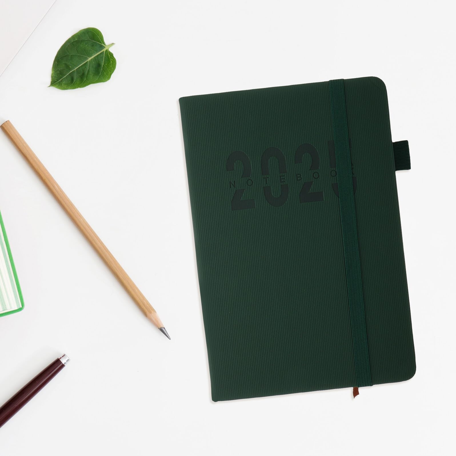 4 Pezzi Agenda Giornaliera 2025 con Copertina Rigida, Portapenne Integrato e Cinturino Elastico, Pianificatore Mensile e Settimanale per Studenti, Impiegati e Viaggiatori, Diario e