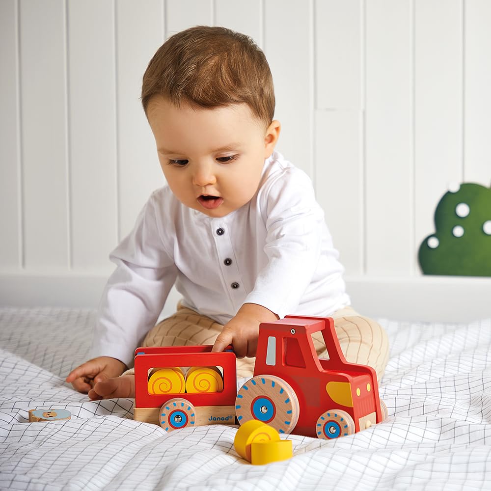 Janod - Trattore da Trainare - Giocattolo Multisensoriale - 1 Trattore per Bambini + 6 Accessori - Ruote silenziose - Sviluppa Le Abilità Motorie - Giocattolo in Legno FSC - dai 12 Mesi, J03317