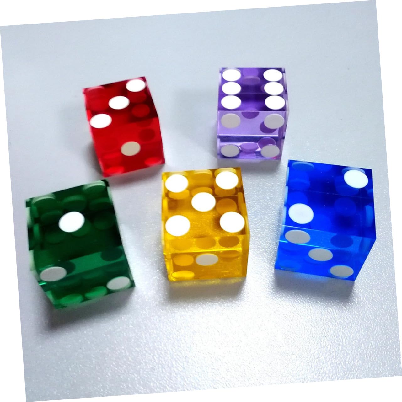 5 pièces Dés Acryliques Transparents à Points Larges pour Bar et Jeux Famille Lot de Couleurs Aléatoires Dés de Divertissement pour Soirées et Jeux de Société Couleur Aléatoire