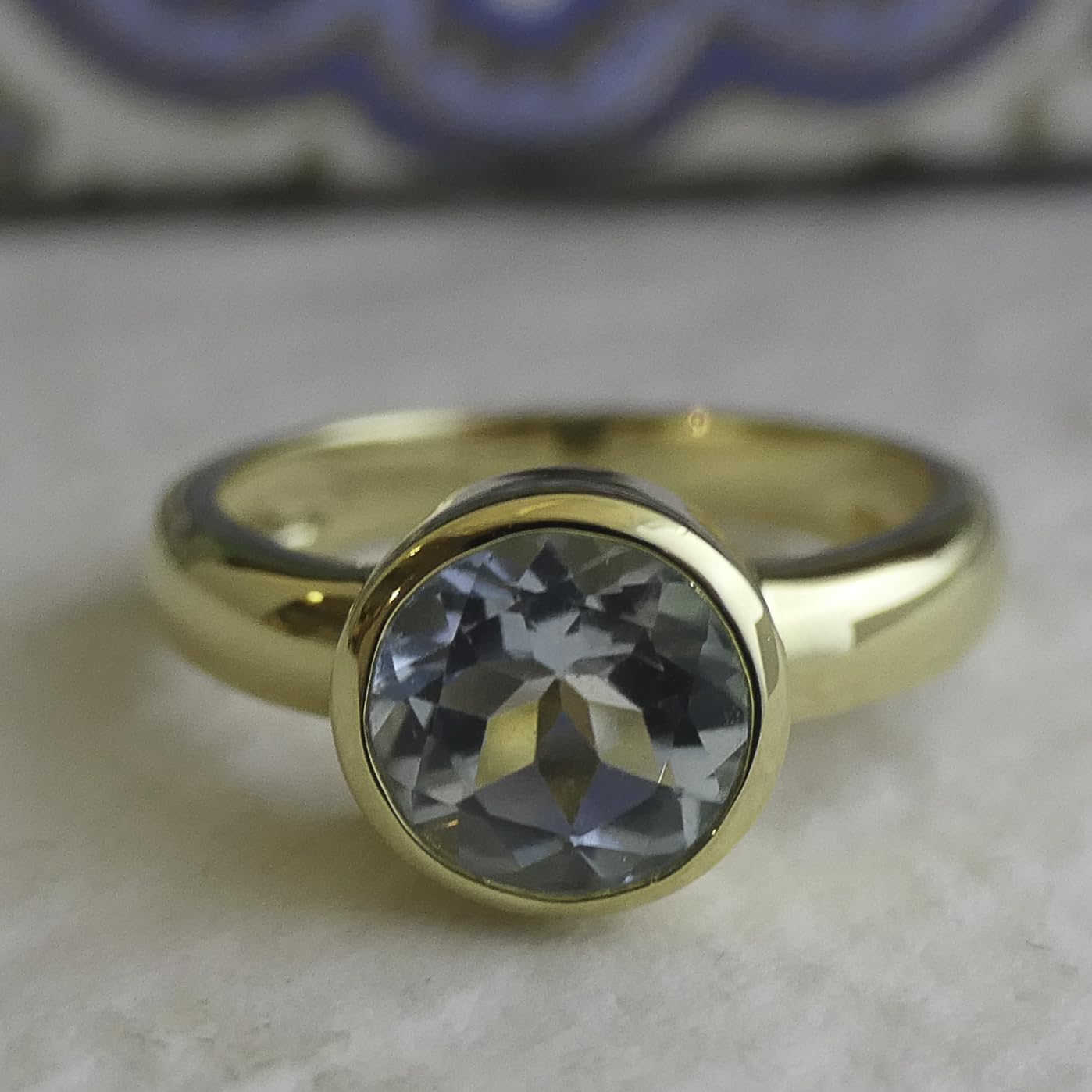 Anillo Redondo De Plata De Ley Con Baño De Oro Y Topacio Azul