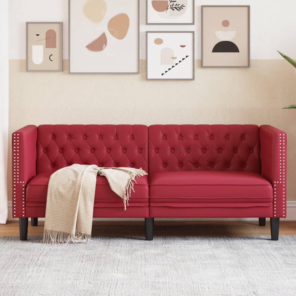 Comoda poltrona Chesterfield in similpelle vinaccia, con classica cucitura a bottoni e forma imbottita per una comoda seduta a 2 posti