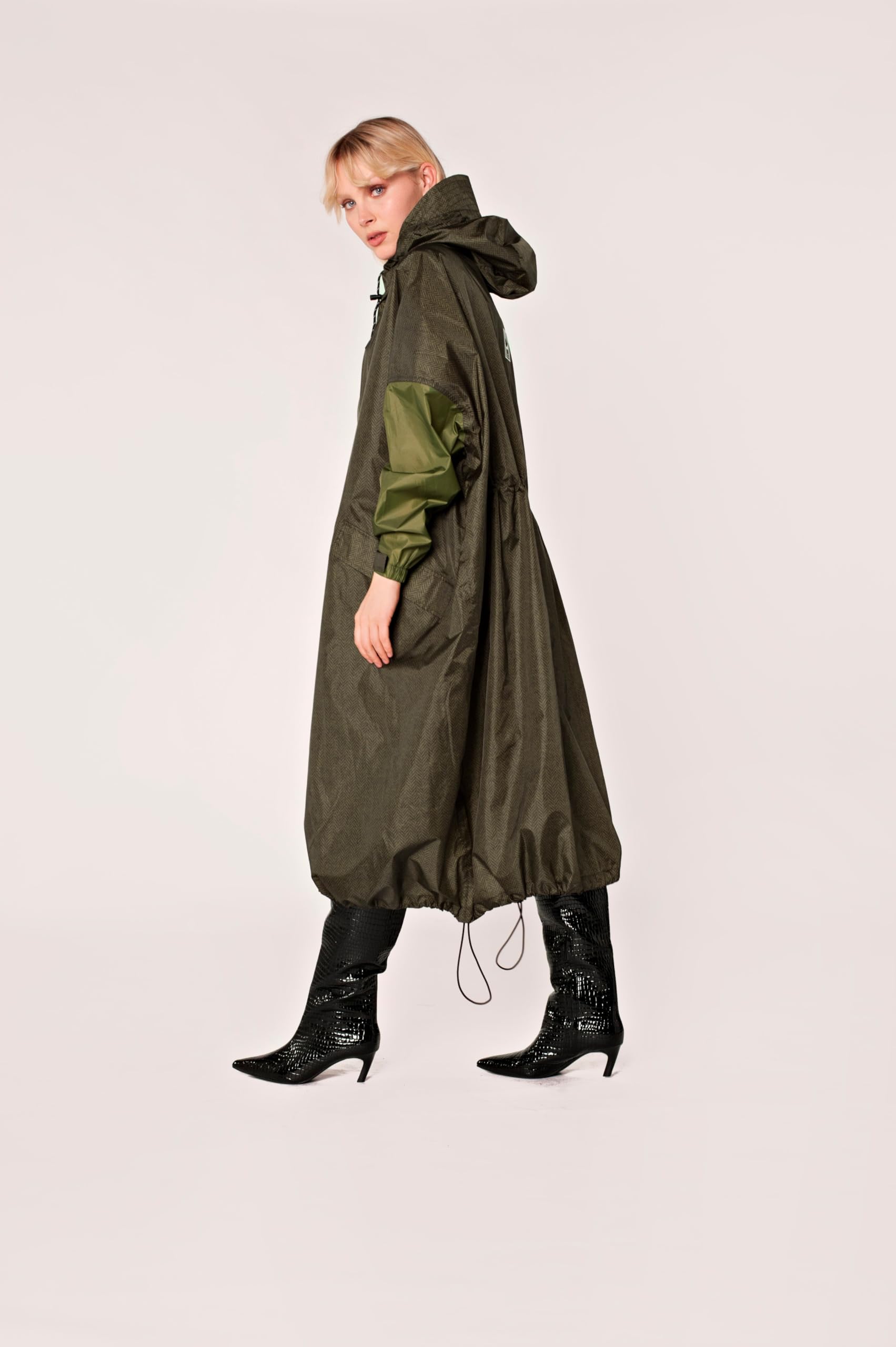 Rainkiss – Regenjacke für Erwachsene – Wasserdicht – PFAS-frei – Einheitsgröße – Grün – 100% recyceltes Polyester – Design: Herringbone