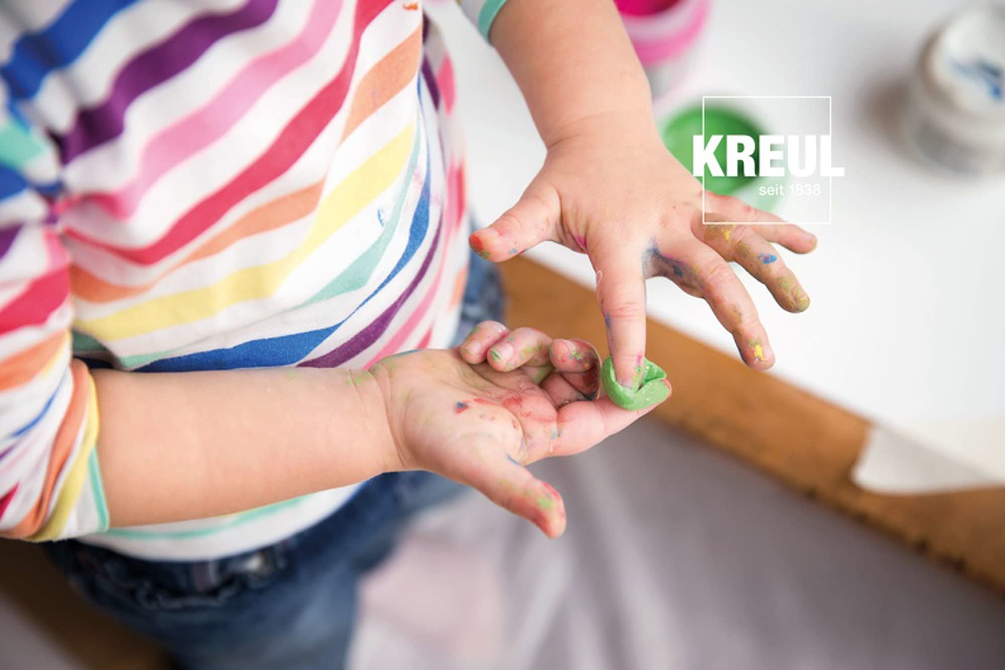 KREUL 23108 – Mucki jasna farba do malowania palcami, 150 ml w kolorze niebieskim, na bazie wody, bez parabenów, glutenu i laktozy, wegańska, zmywalna, można ją nakładać pędzlem, gąbką