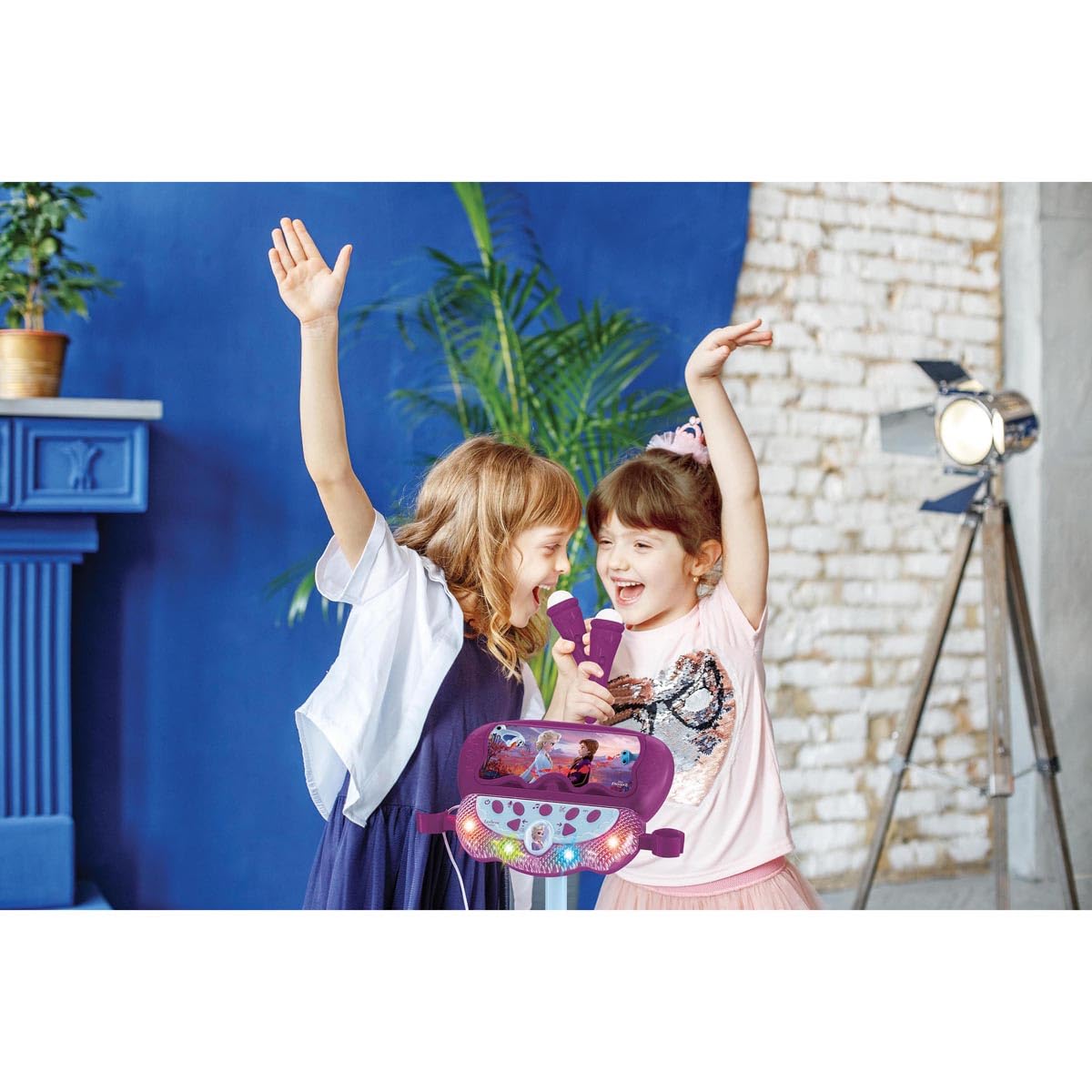 Lexibook Frozen La Reine des Neiges Enceinte Lumineuse sur Pied pour Enfant, Jeu Musical, Hauteur Ajustable, Effets Lumineux, 2 Microphones Inclus, Prise pour MP3, Prise Aux-in, Violet/Bleu, S160FZ