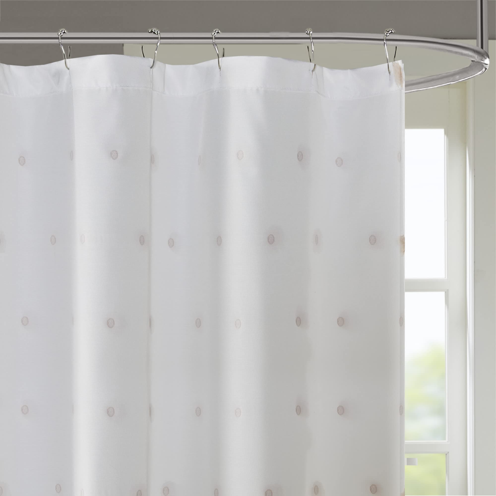 Madison Park Sophie - Cortina de Ducha Moderna con Pompones texturizados, decoración Moderna de baño, Lavable a máquina, Pantalla de privacidad para baño, 72 x 72 Pulgadas, Blanco/Rubor | Añade privacidad, lavable a máquina, certificado OEKO-TEX