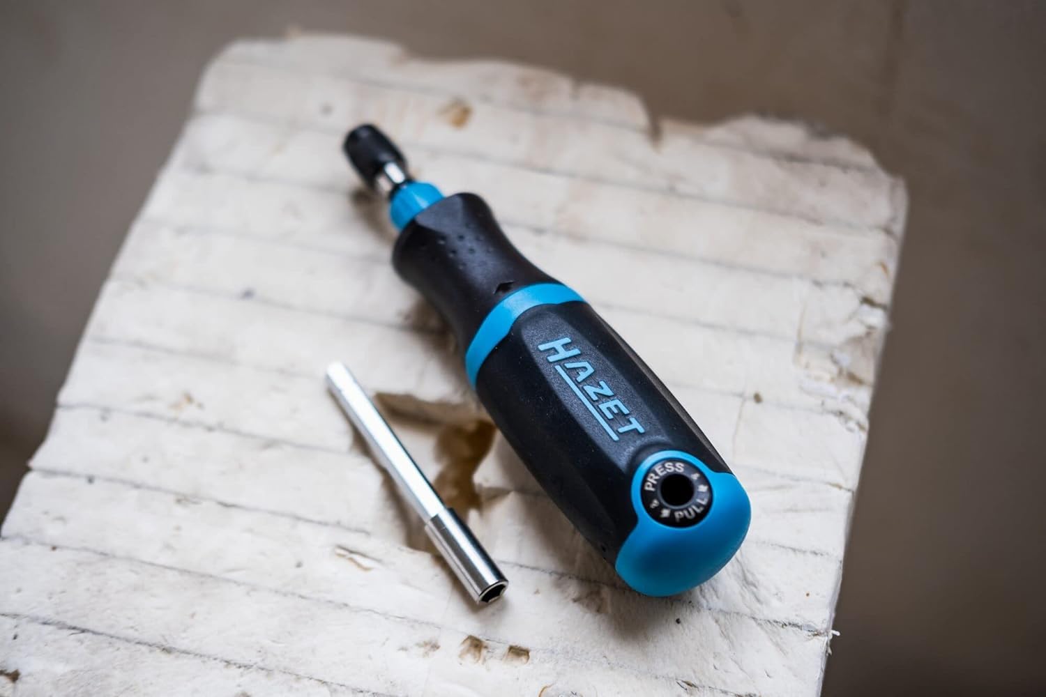 HAZET Tournevis à cliquet 810R-4 I Chargeur porte-embout intégré avec 12 embouts - Fonction cliquet réglable ou utilisation comme tournevis d'embout