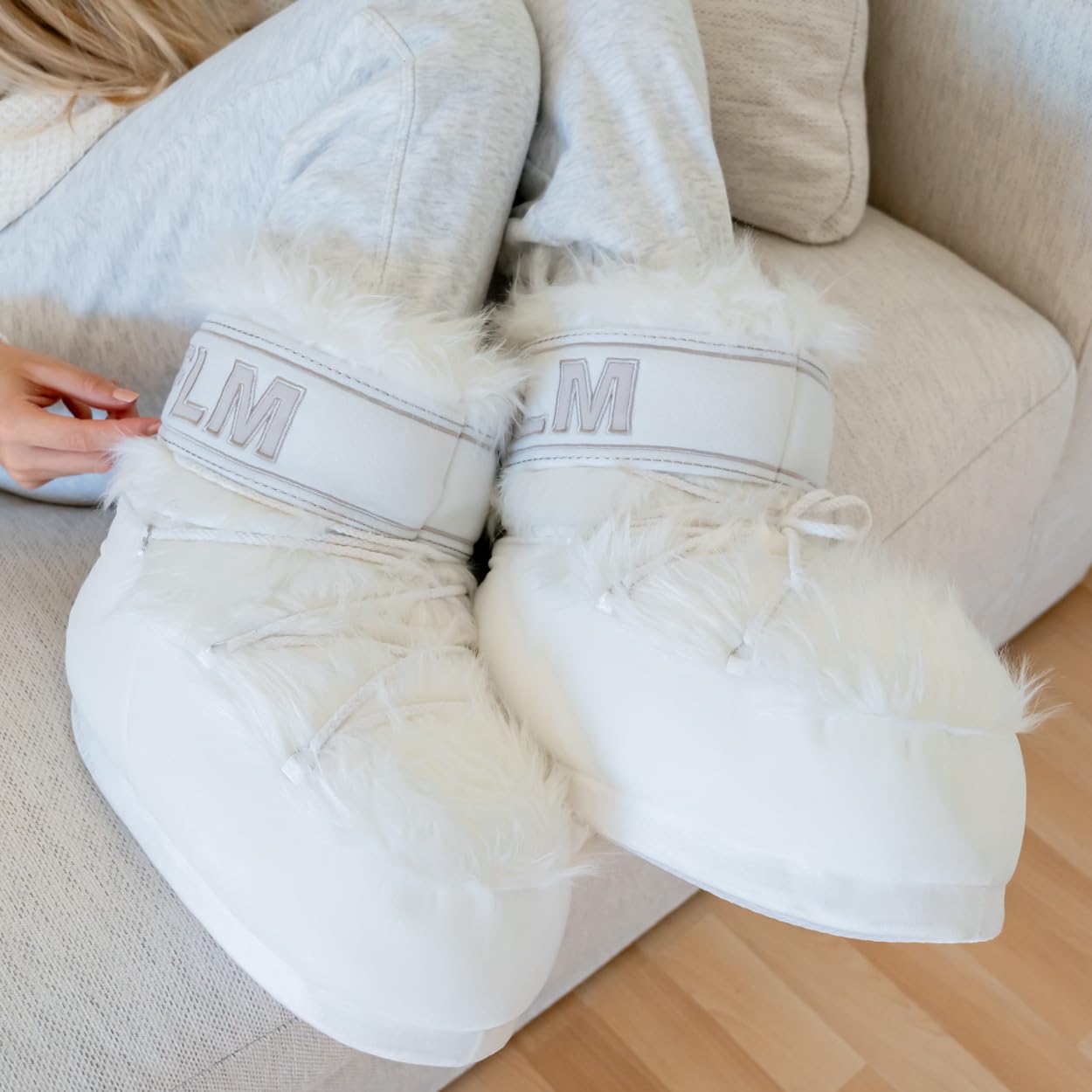 Flamingueo Sneaker Hausschuhe - Lustige Plüsch Pantoffeln für Damen und Herren, Eine Größe