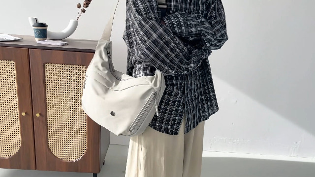Bolso cruzado de nylon medio para mujer miniatura 7