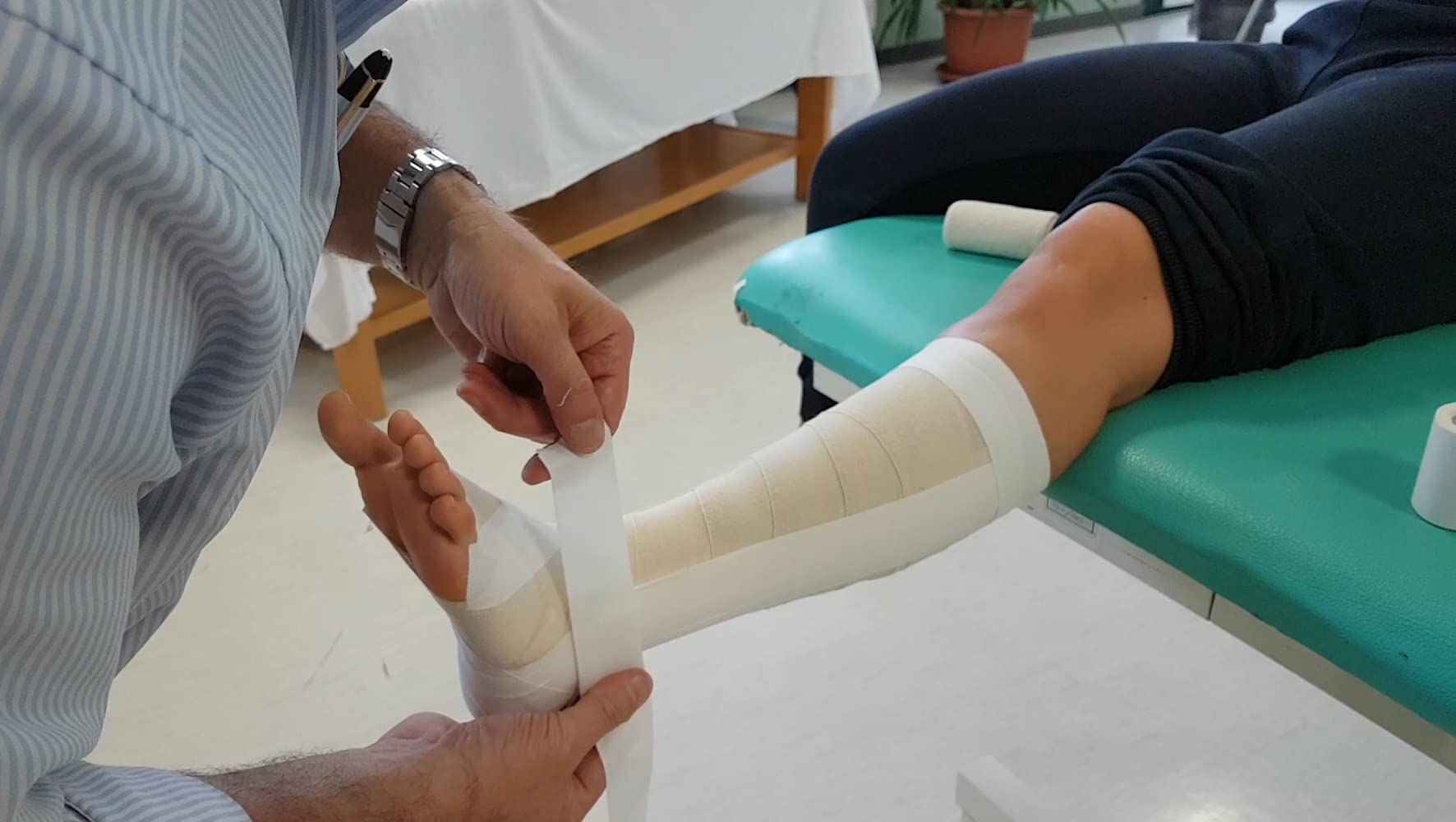nastro taping sportivo anelastico professionale tape zigrinato all’ossido di zinco per bendaggi funzionali stabilizzazione articolare fisioterapia e sport | latex free | 5 cm x10 m 3 pz
