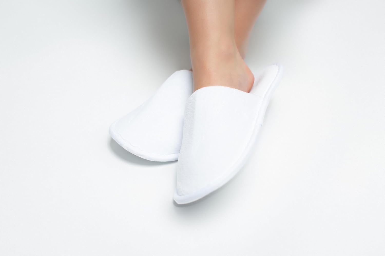 Soft Touch White Disposable Slippers for Guests Men & Women 25 Pairs, Non-Slip Closed Toe Towelling Slippers with Pouch for Hotel Spa Home Travel Party Wedding