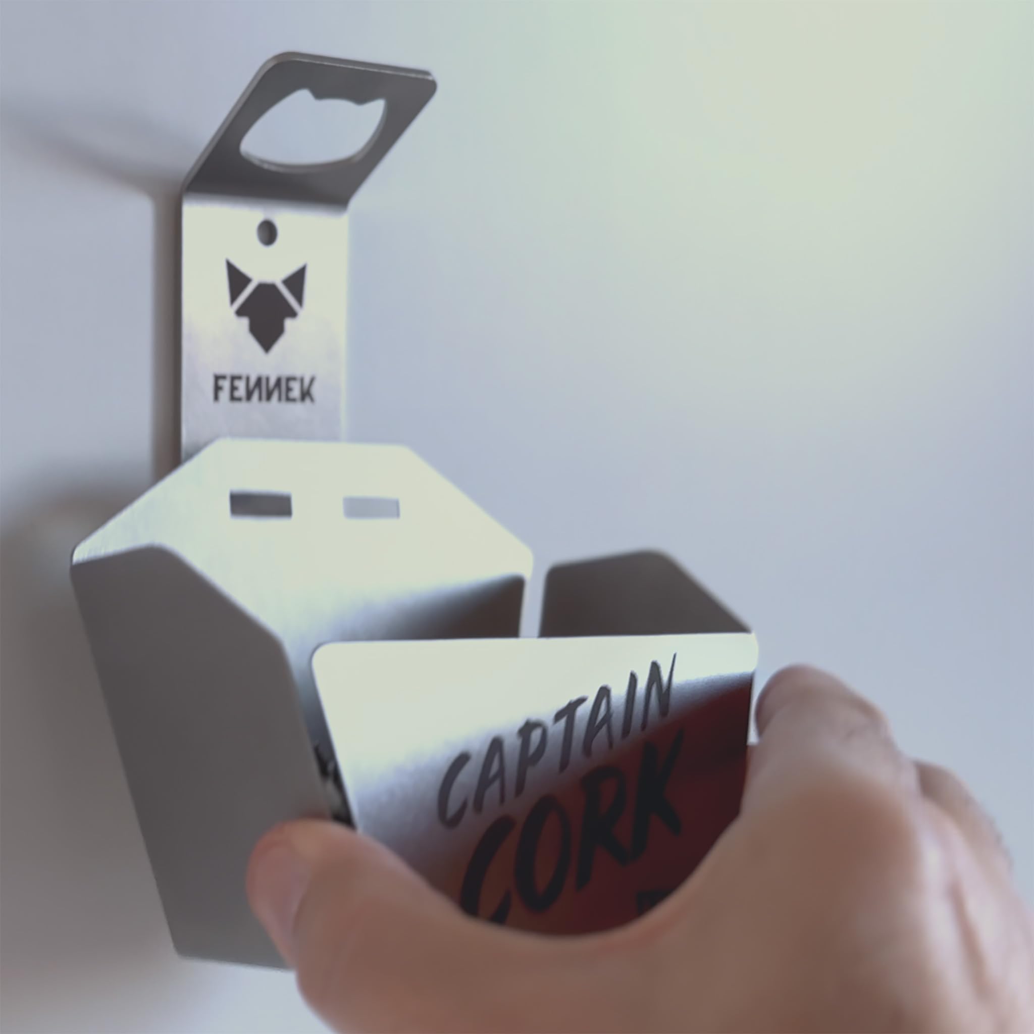 FENNEK Captain Cork | Flaschenöffner mit Korb | perfekt für jede Outdoor-Küche, Bar, Werkstatt und jeden Party-Keller | aus Edelstahl | Made in Germany