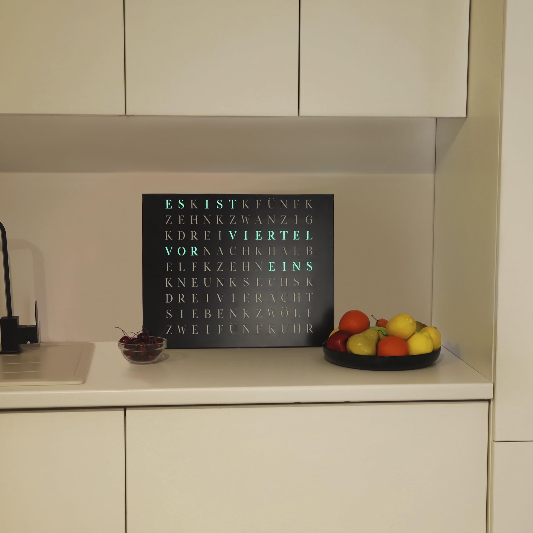WordClock Jupiter 50 x 40 cm - Black Edition mit pulverbeschichteter Front und schwarzem Diffusor Infinity Edge Design - LED WortUhr mit App-Steuerung (IO Software, offlinefähig)