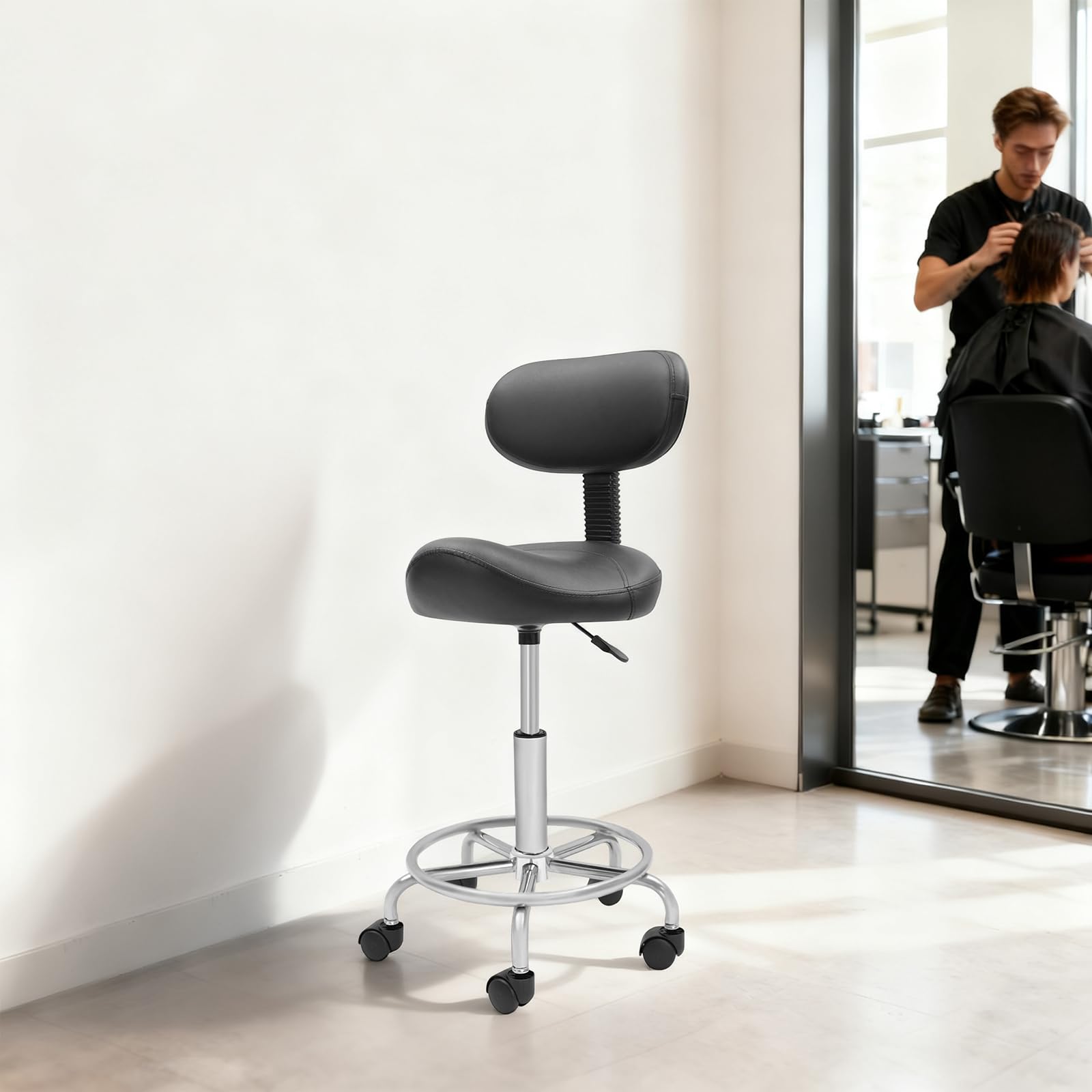 Sgabello a sella regolabile in altezza, con schienale, girevole a 360°, colore nero, design ergonomico, seduta comoda in poliuretano, per casa, salone, officina, 150 kg, portata 45-59 cm