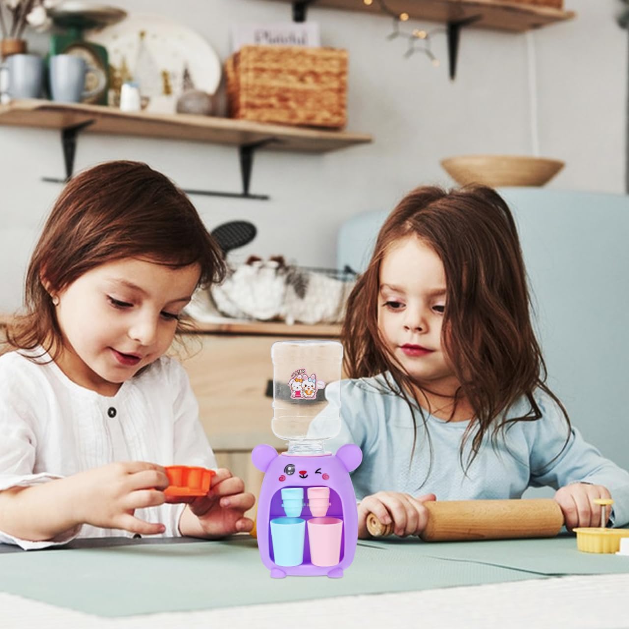 Mini distributeur d'eau pour enfants : machine à eau en plastique avec deux prises – Améliore la créativité et la coordination œil-main, design animal mignon pour jouer et décorer la chambre (violet