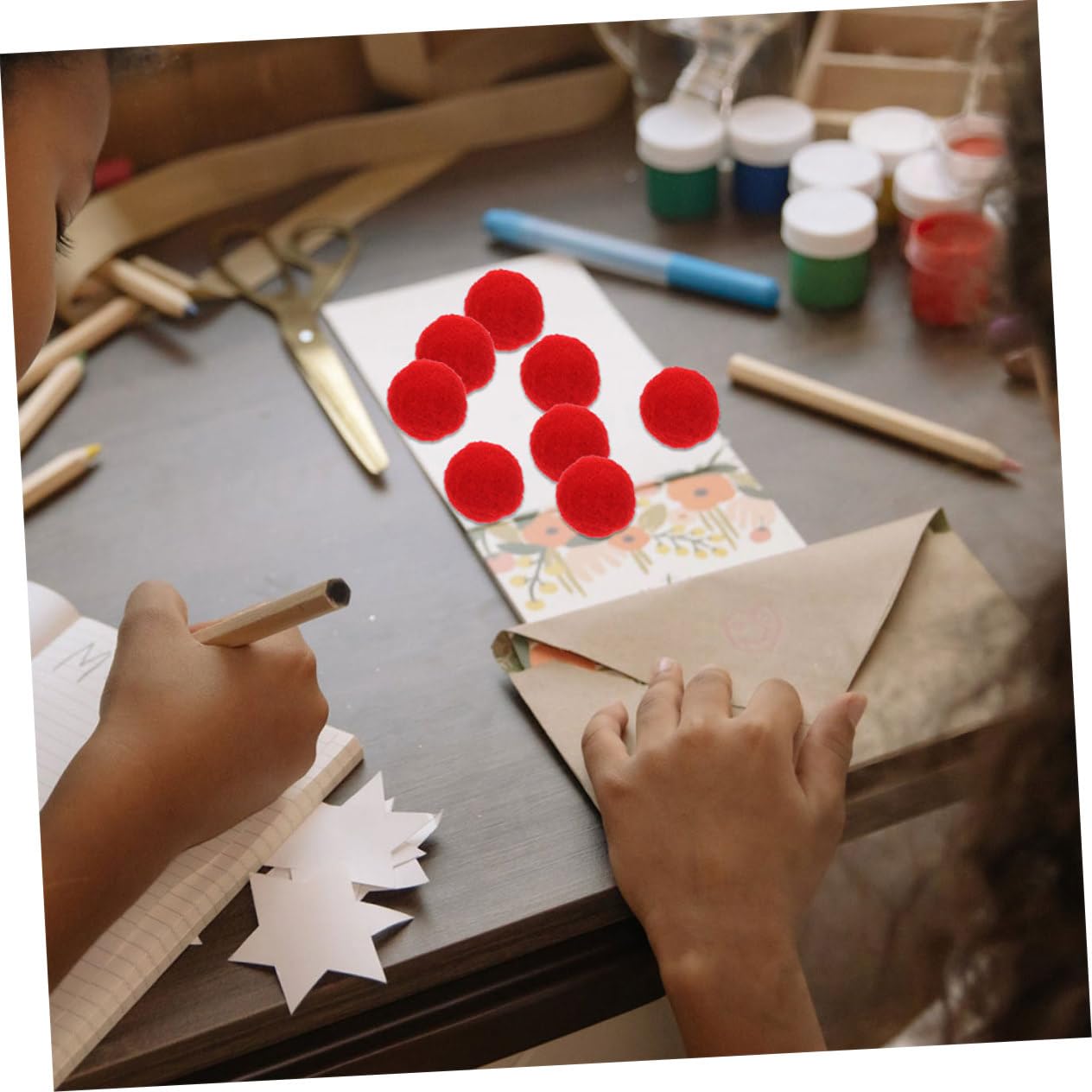 LOLIPPYY 600 Piezas Unidades Pompones Artesanales Rojos Suaves y Esponjosos para Manualidades y Actividades Educativas y Adultos
