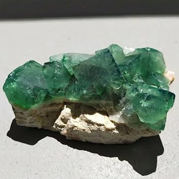 Amazon.co.jp: フローライト 原石 蛍光強 キューブ綺麗