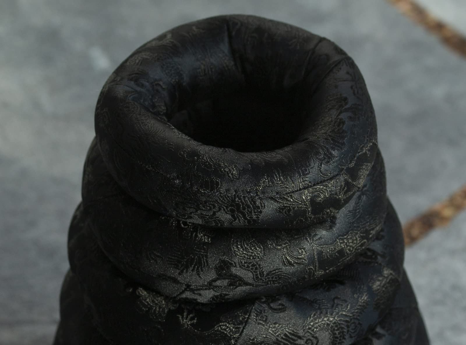 Tibetisches Klangschalen-Kissen-Set, Seidenbrokat, Ringkissen mit gratis Schlägel, Klangschalenmatte für buddhistische Meditation (Schwarz, 20,3 cm, 35,6 cm)